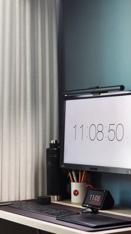 Jak w prosty sposób zorganizować przestrzeń do pracy w domu, aby zwiększyć produktywność. Zarejestruj Się Już Teraz.